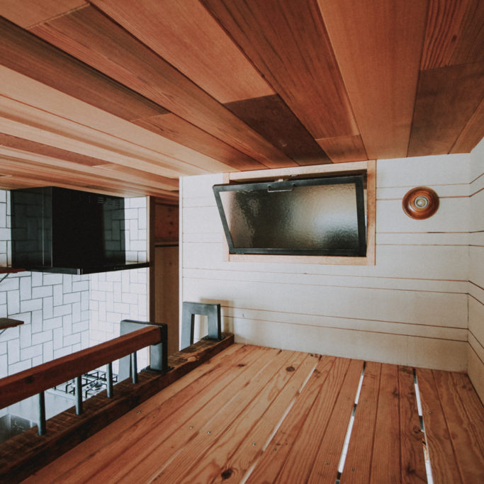 木板貼りの天井とロフトベッドとスチール窓
