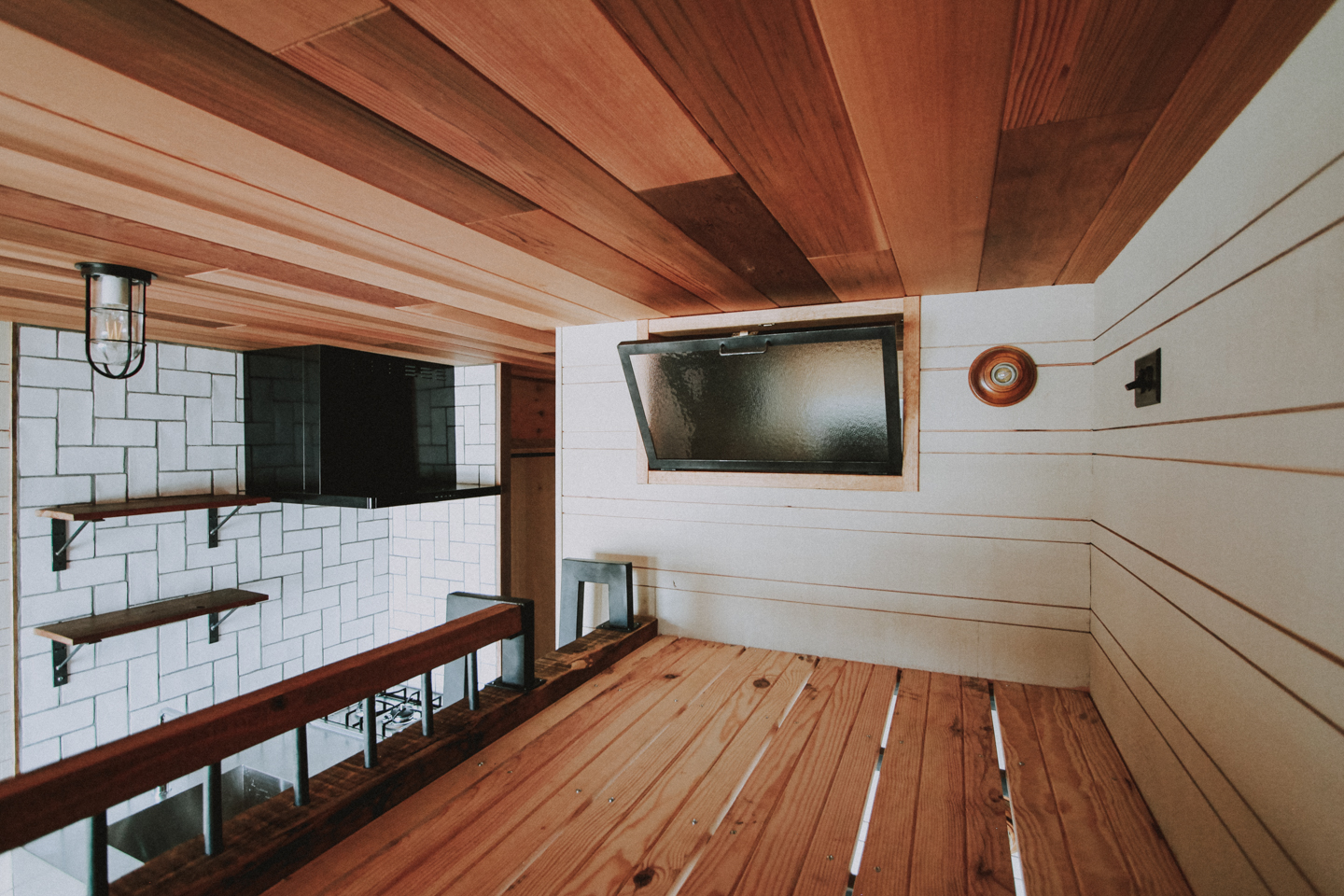 木板貼りの天井とロフトベッドとスチール窓