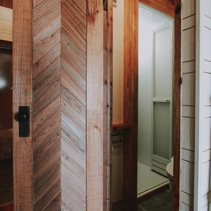 古材木板貼りのトイレドア