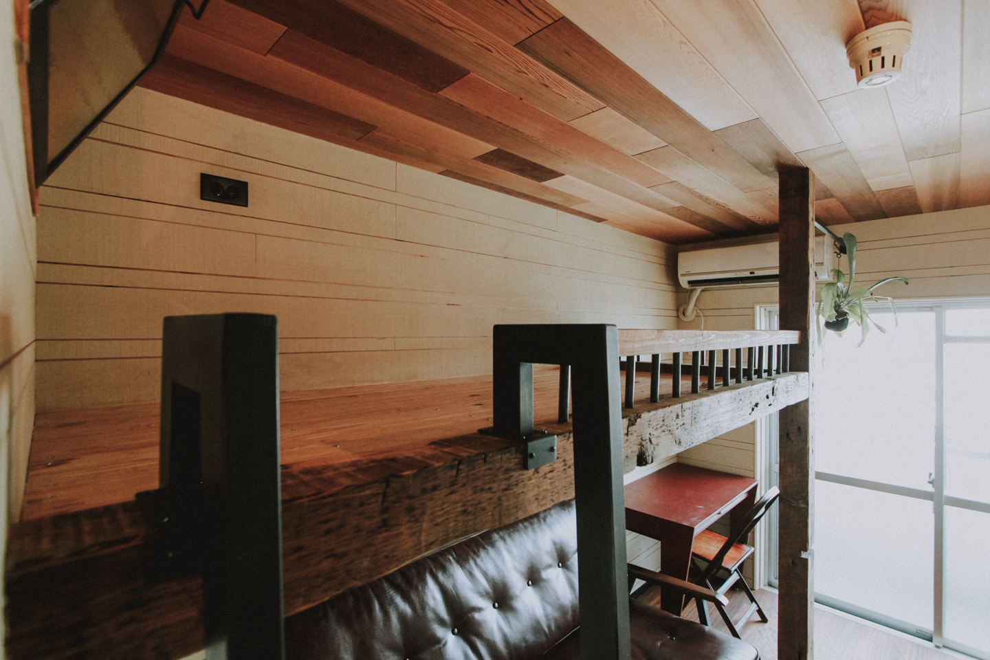 木板貼りの天井のロフトベッドスペース