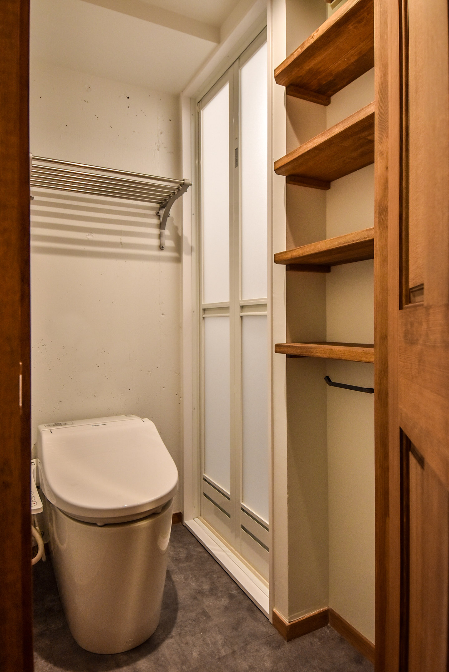 木製棚のあるトイレ